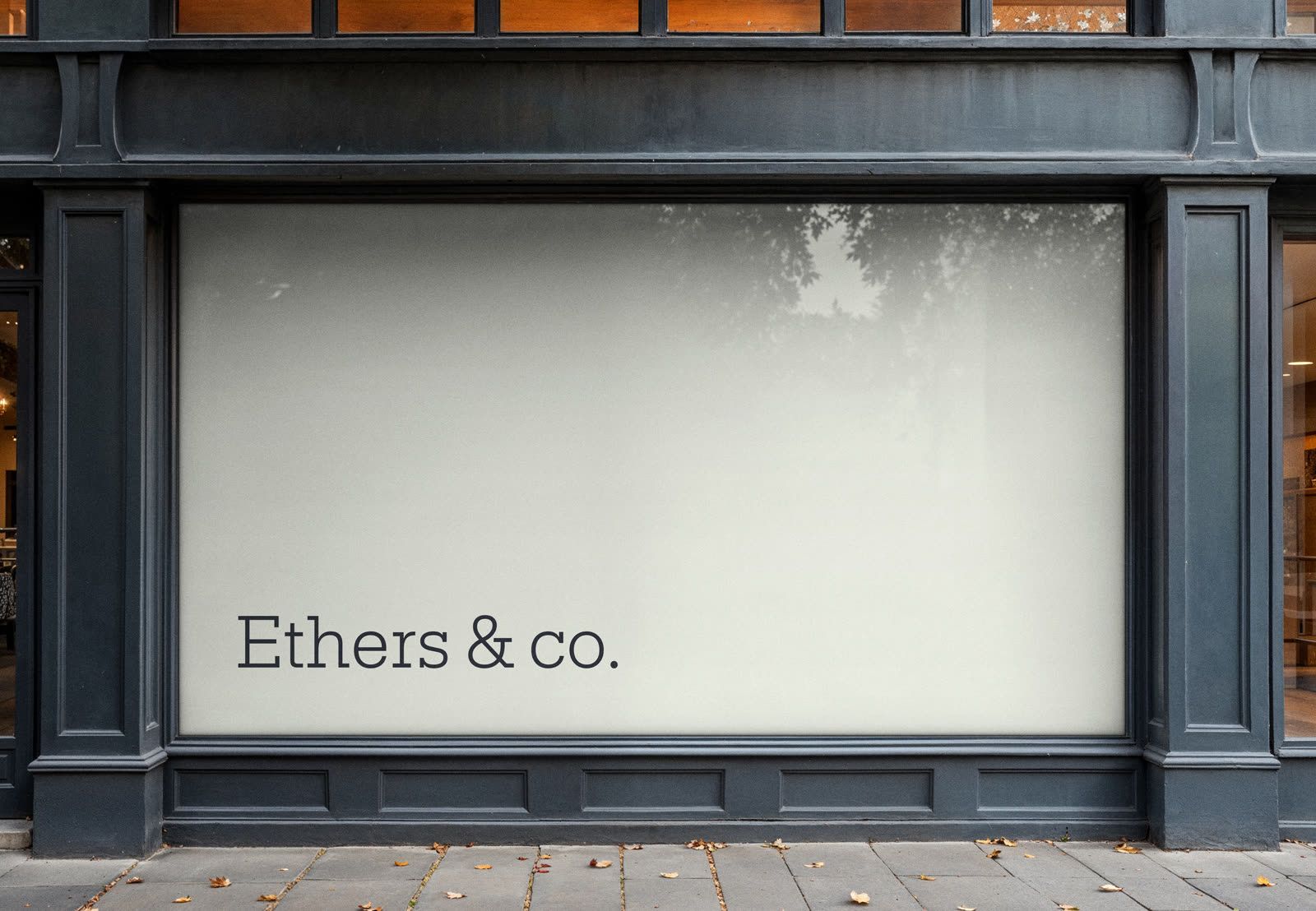 Vitrine de boutique Ethers & co., logotype en typographie à empattements sur film dépoli